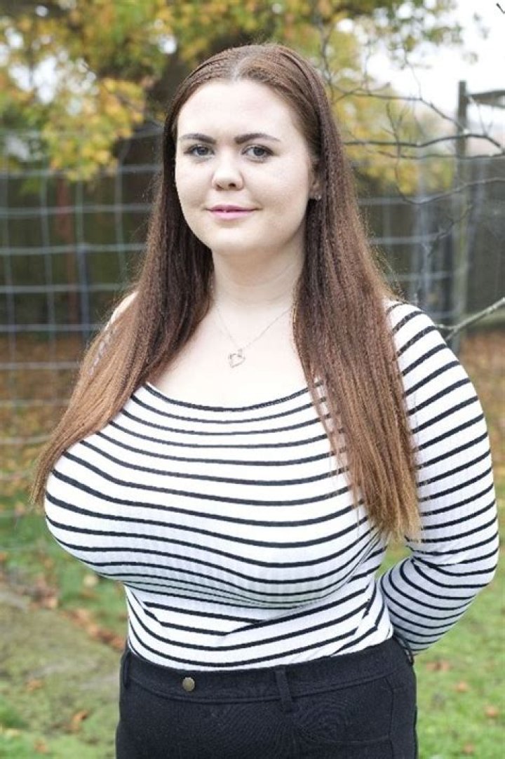 Erin&rsquo;s huge boobs will not be hidden r/2busty2hide