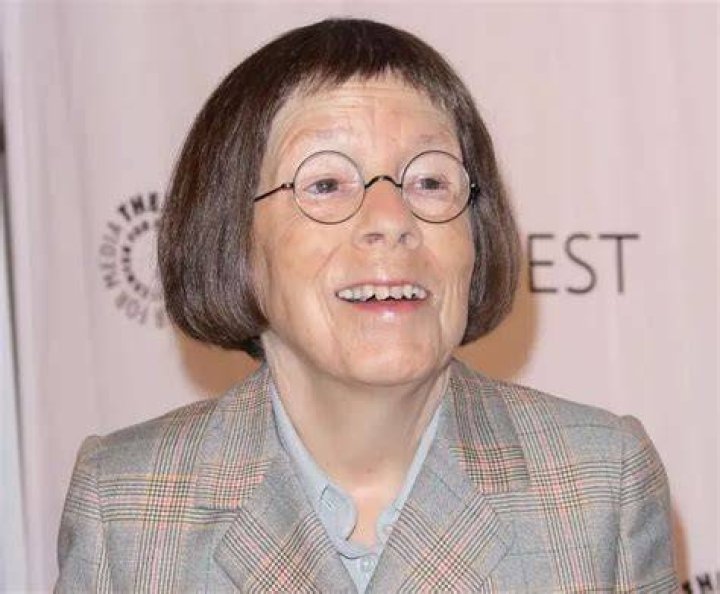 Linda Hunt Bio, Net Worth, Age, Height, Salary, Wiki [Updated 2022]