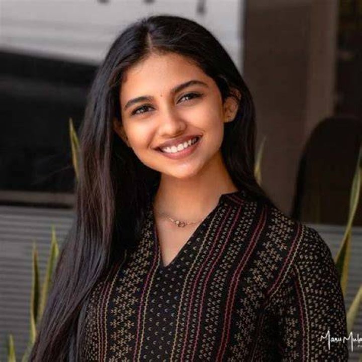 Mamitha Baiju Wiki, Biography, Age, Family, Career, net Worth, beau